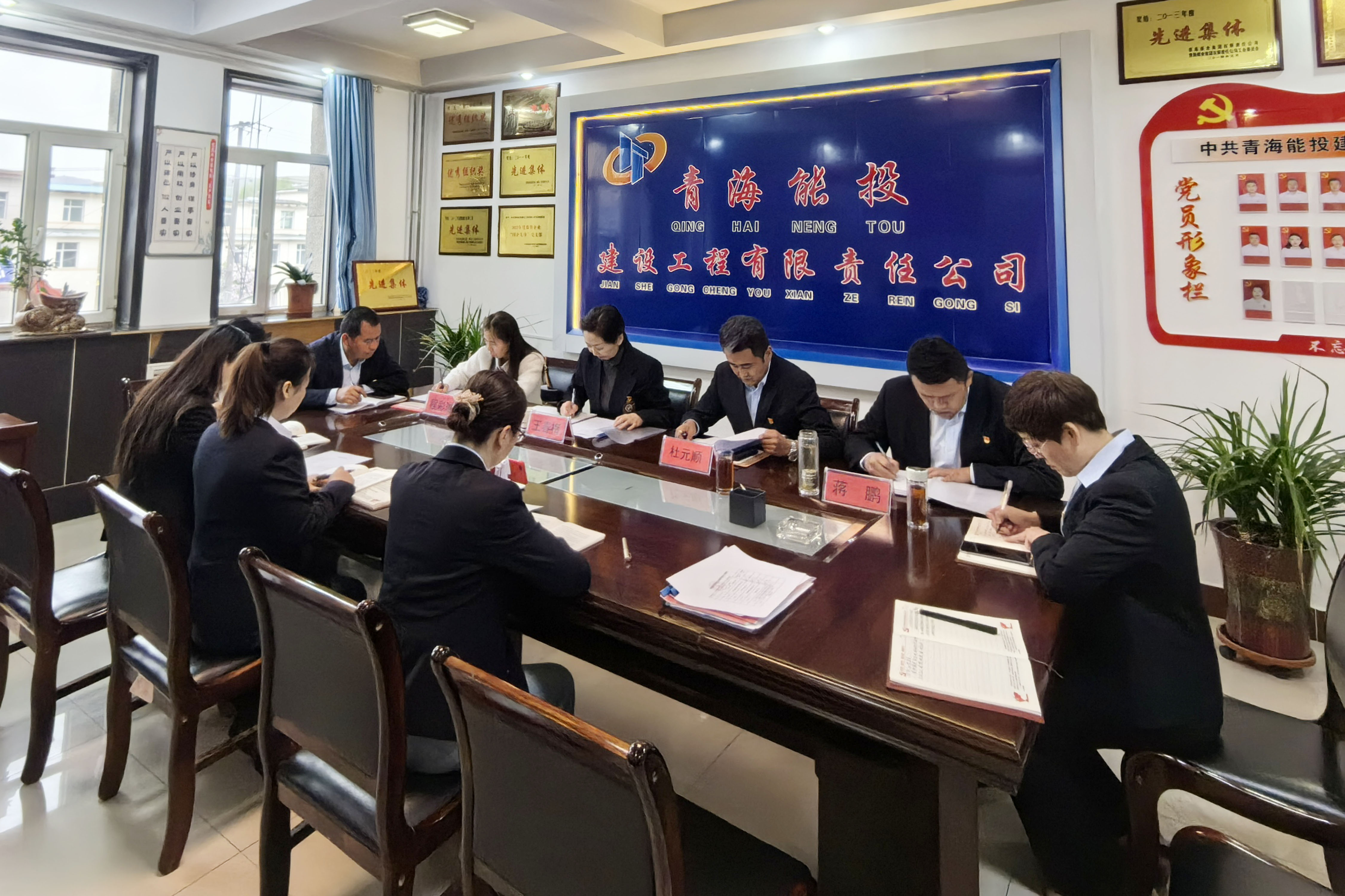 5月10日能投集團黨委書記王春梅以《恪守“六大紀(jì)律”筑牢底線意識》為題給全體黨員講了一堂生動的黨課。.jpg