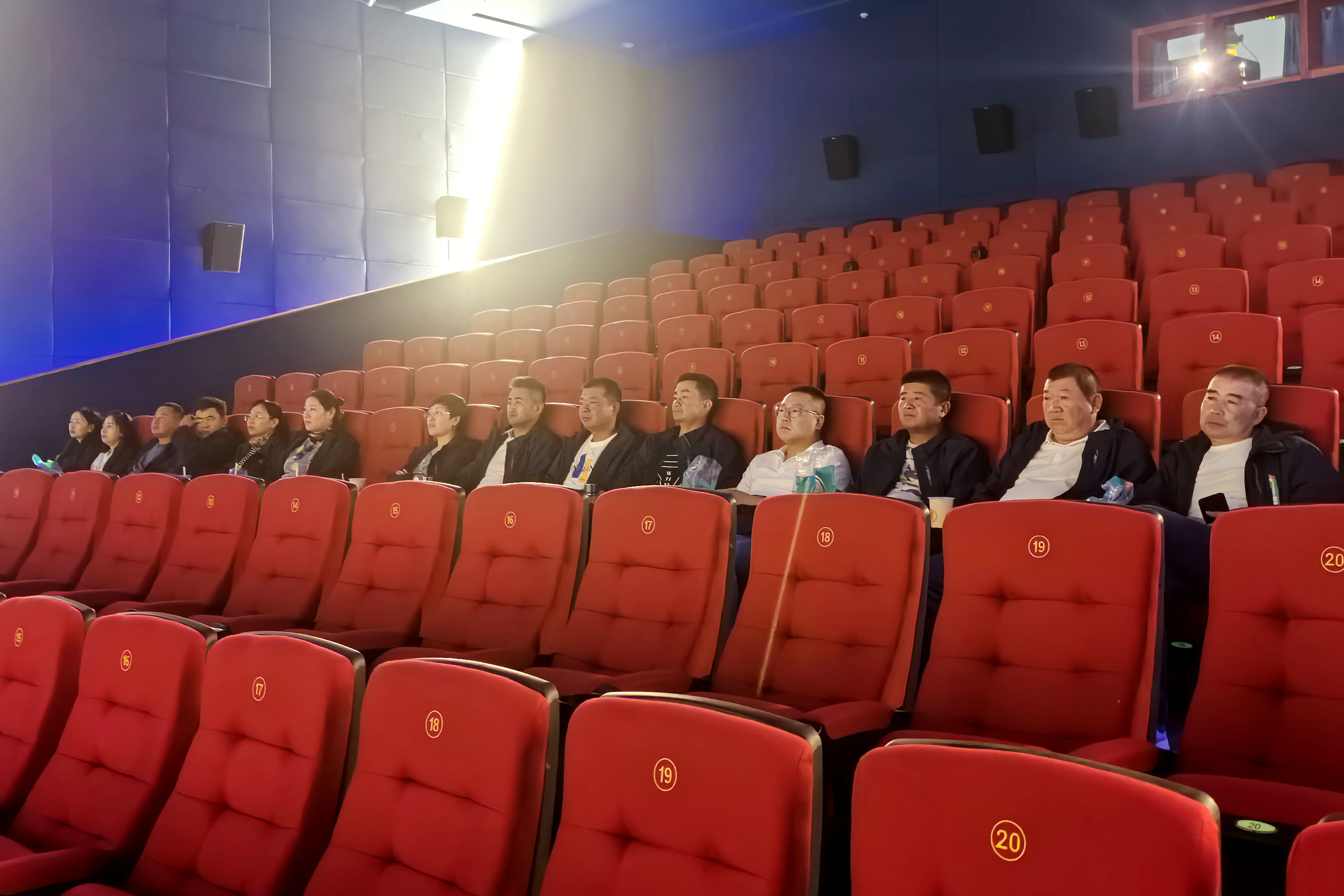 6月22日，建設(shè)工程公司黨支部組織黨員集中觀看廉政題材影片《掃黑·決不放棄》。.jpg