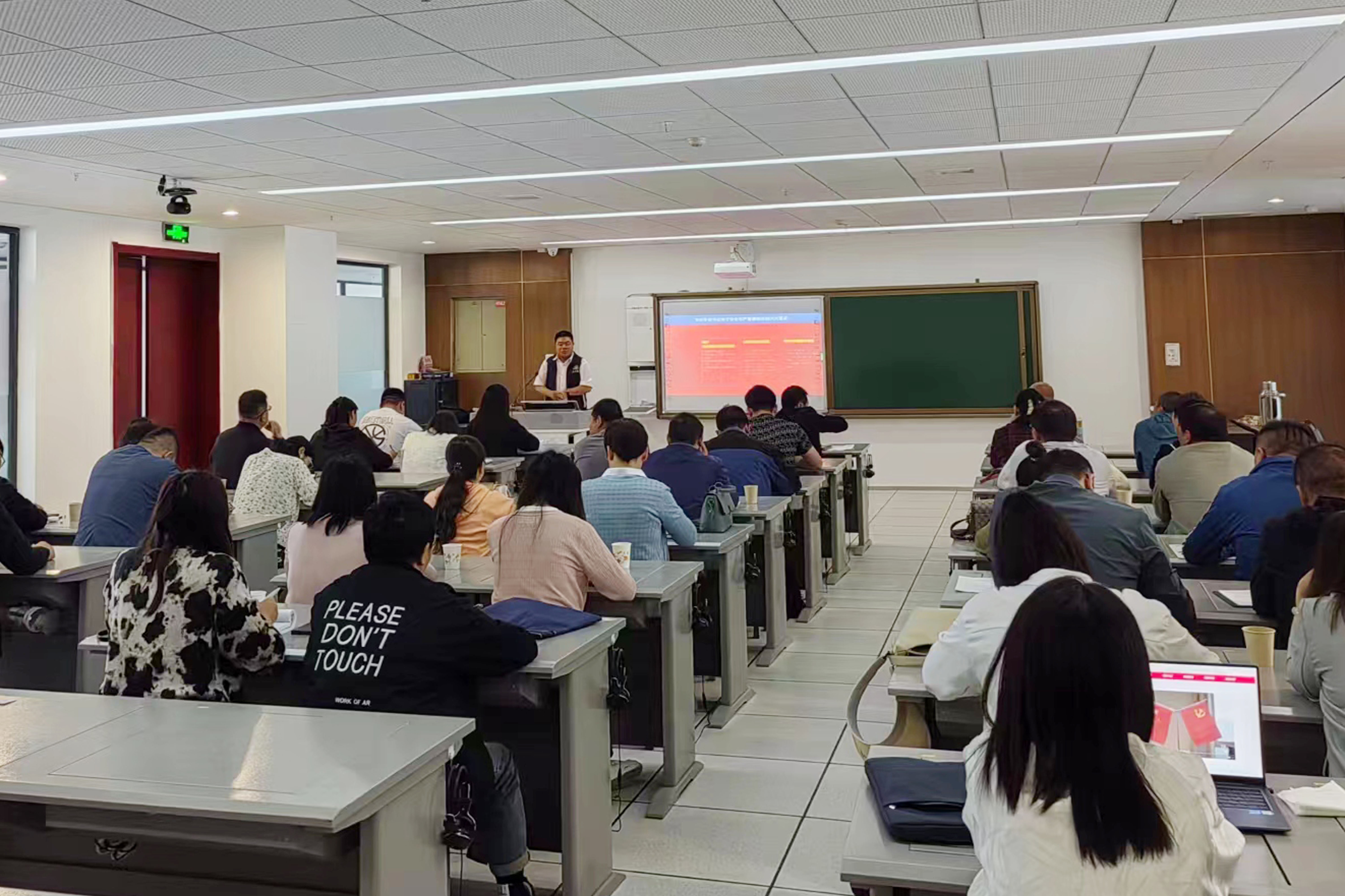 6月份集團(tuán)公司邀請了蘭州安全健康教育網(wǎng)的資深老師為大家授課。.jpg